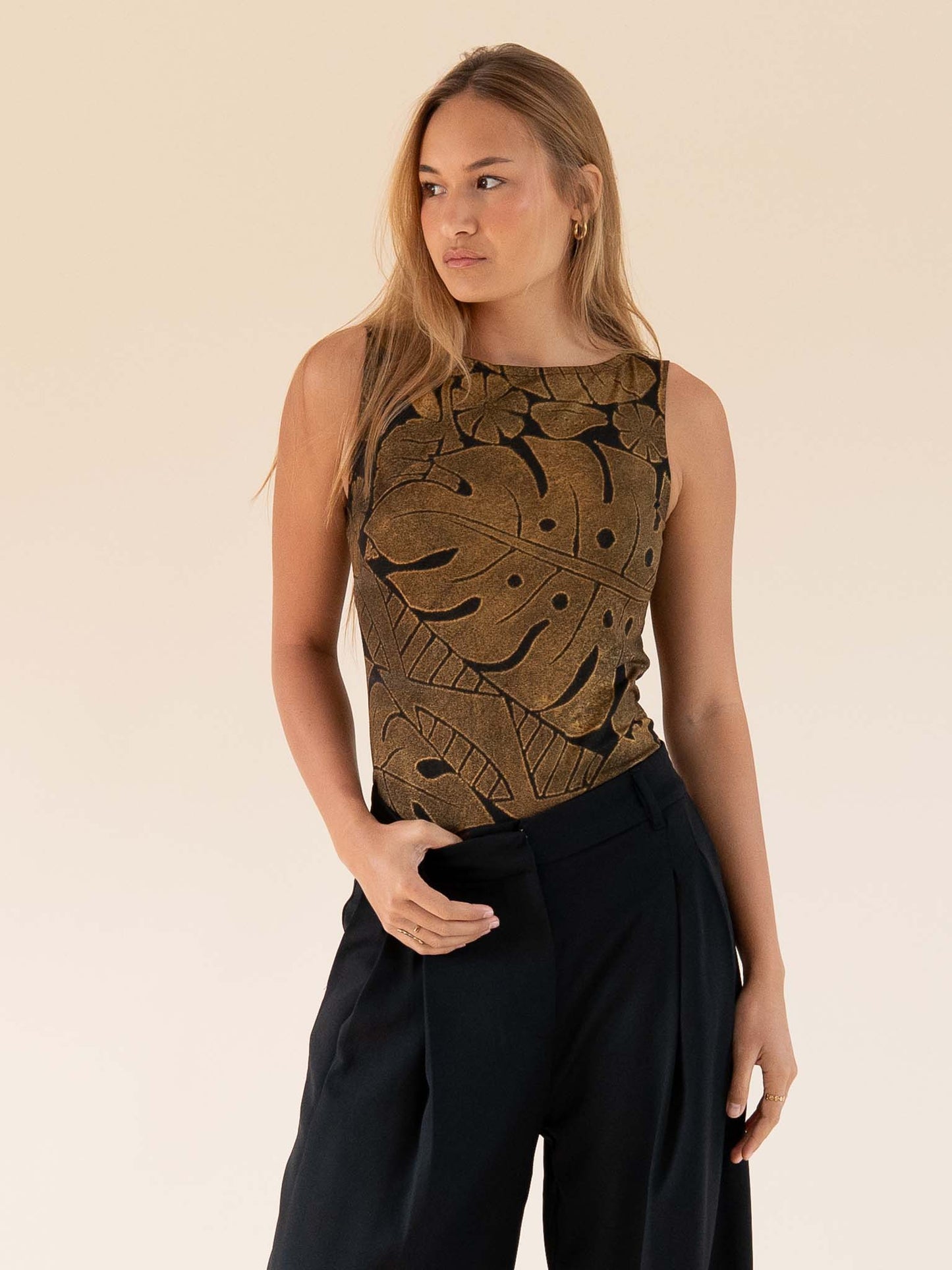 Poeana Top - Black/Gold