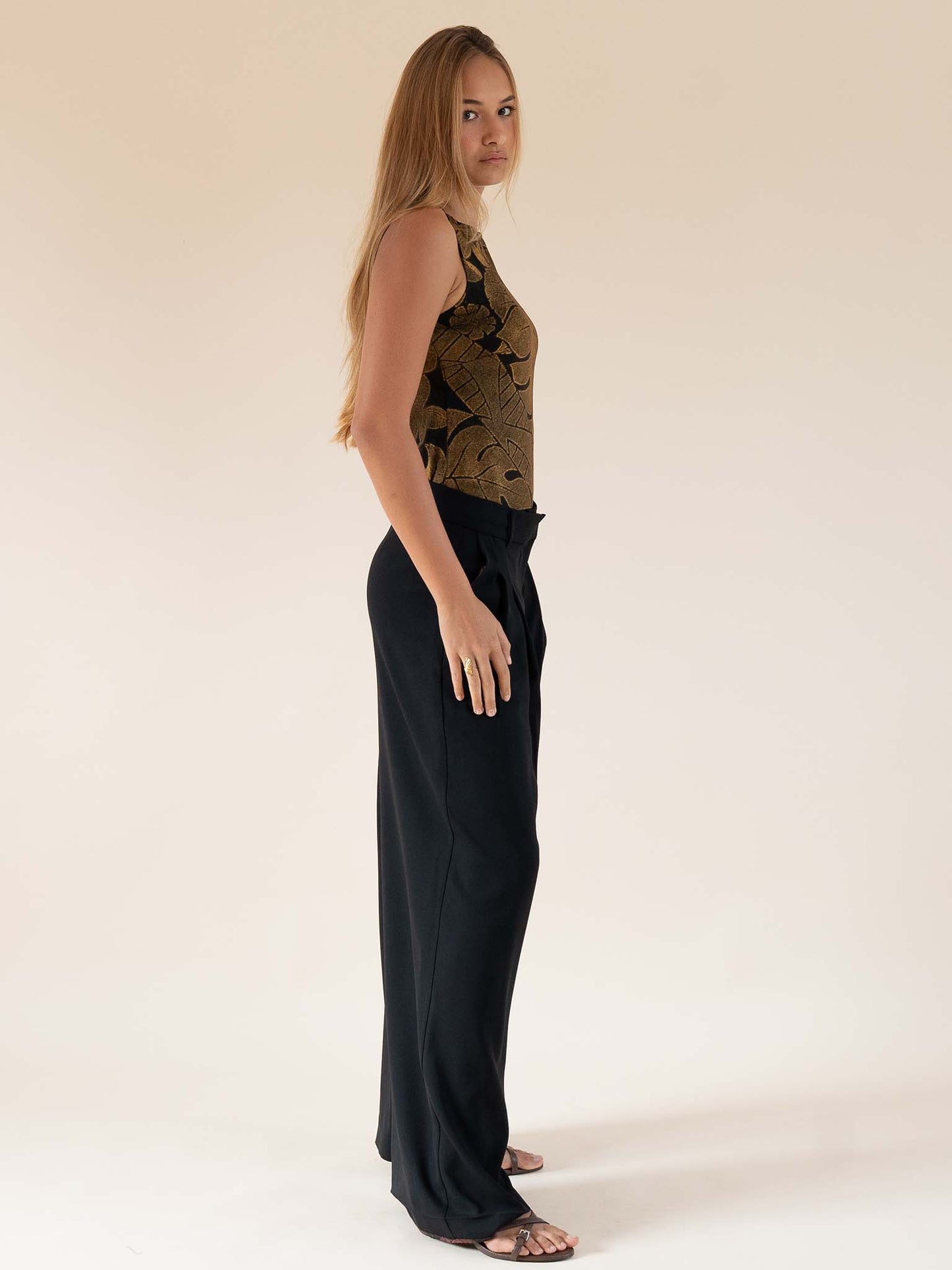 Poeana Top - Black/Gold